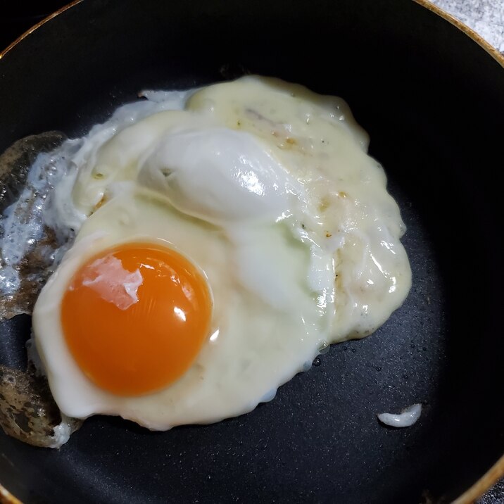 簡単美味しい！カリカリチーズ目玉焼き(*^^*)